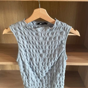 Grå ärmlös topp från Gina Tricot - Jättesöt ljusblå topp från Gina 