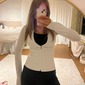 Vit träningströja Nelly  - Vit träningströja från Nelly , har en liten fläck men är säker på att det går bort med medel 🤍