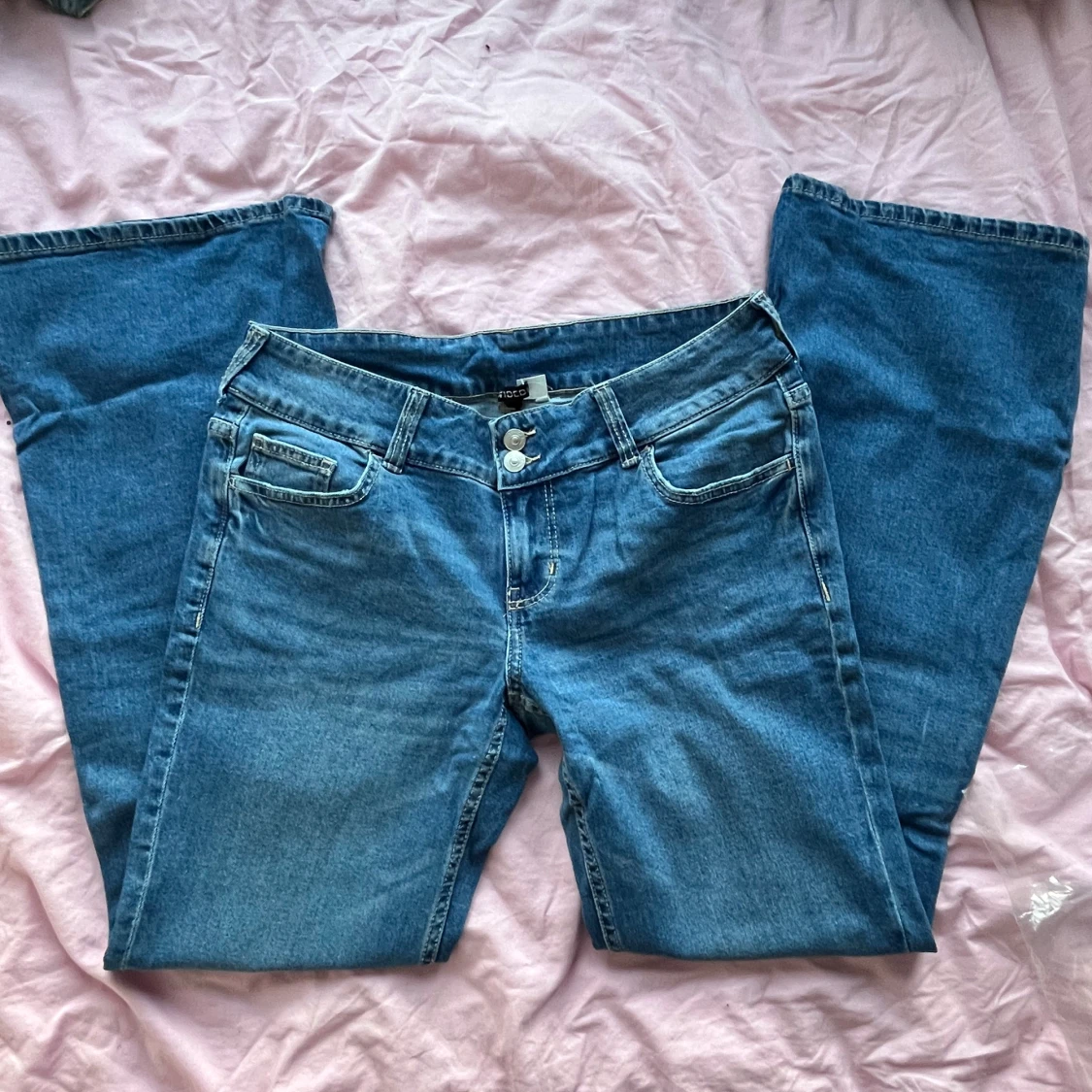 Blå jeans med broderade bakfickor - 1