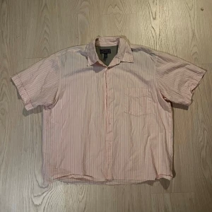 Vintage Skjorta - Vintage rosa randig skjorta i storlek L. Den är croppad för en boxy passform.1