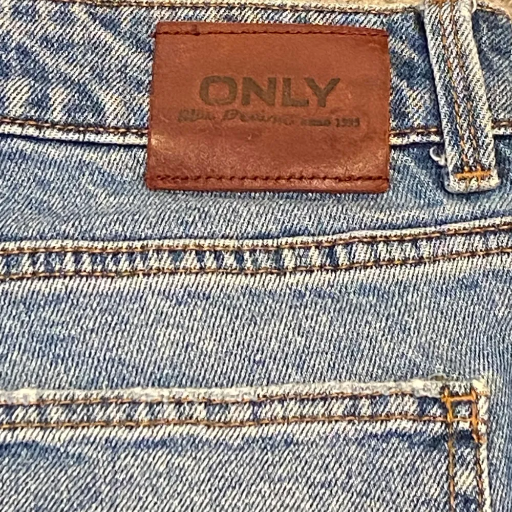 Säljer ett par klassiska blå jeans från ONLY. De har en straight passform och är tillverkade i denim. Perfekta för en avslappnad stil. Midjan är midwaist och de har en traditionell femficksdesign. Finns två små flöckar på ena benet som knappt syns.. Farkut & Housut.