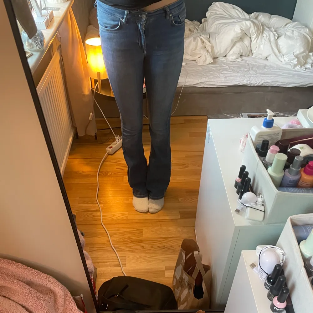 Snygga blå långa bootcut jeans från only, jag är 176 cm och dessa är till marken.  Nypris ≈ 500kr. Strl M, längd 34💕 hör av er vid frågor😊. Farkut & Housut.