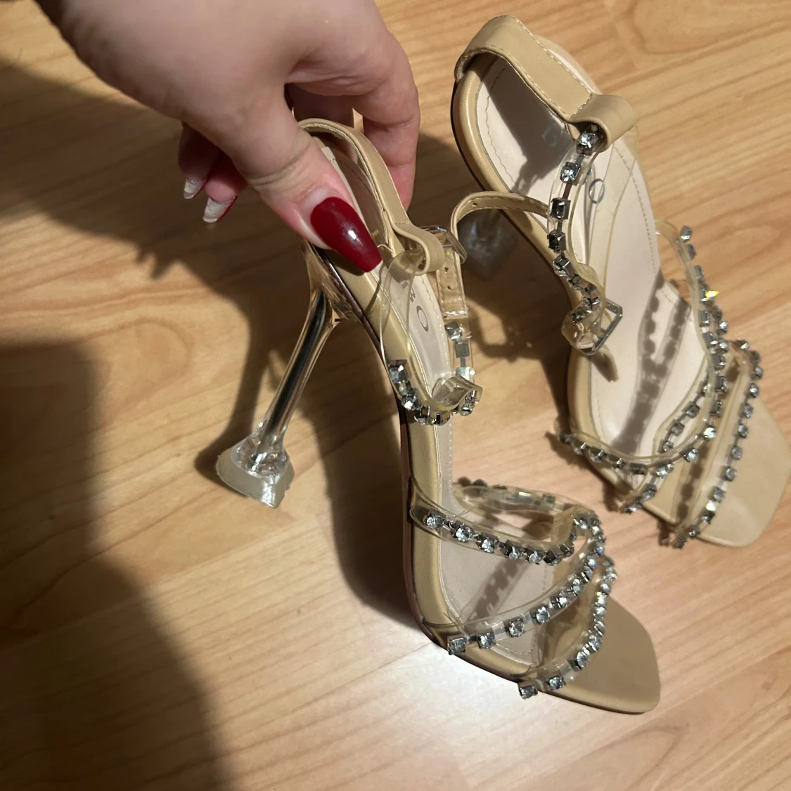 Beige sandaler med klack och pärlor