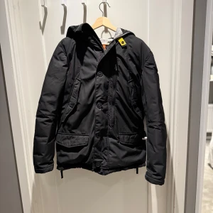 Parajumpers - Tjena! Säljer en snygg och varm vinterjacka från parajumper, modellen heter ”rugged” och går för ca 7000kr ny. Helt äkta och inga skador, vid intresse eller frågor är det bara att höra av sig. Mvh