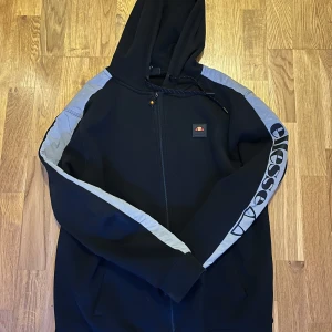Ellesse zip hoodie  - As fet ellesse zip hoodie i storlek M med armar i reflex inga defekter på tröjan. Skriv om ni har frågor!!