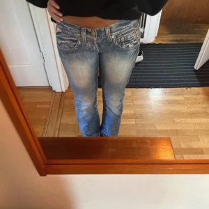 Lågmidjade jeans replay - Snygga lågmidjade jeans från Replay med en cool slitning och broderad detalj på bakfickan. W29 L32!🥰🤗