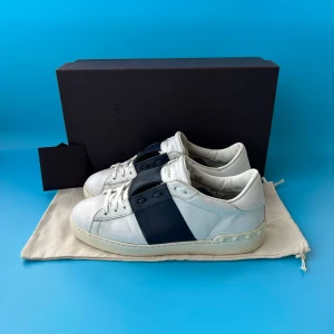 Valentino Open Marinblå 41.5 - Snygga valentino open skor med navy/marinblå stripe - skorna är använda men har mycket liv kvar - storlek 41.5 (passar 42-42.5) - låda, dustbag & valentino kort medföljer - hör av dig vid frågor!