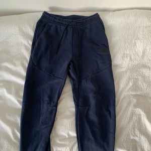 Nike tech fleece - Mycket bra skick, nästan oanvända. Inga hål eller fläckar. Pris kan diskuteras 
