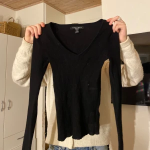 Svart ribbad figursydd tröja - En svart ribbad figrusydd tröja 🥰