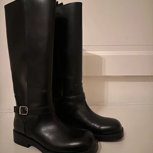 Boots från Zara - Läderboots från Zara i storlek 39 🌸 Svarta med silverdetalj på sidorna. Aldrig använda, prislapp kvar! 