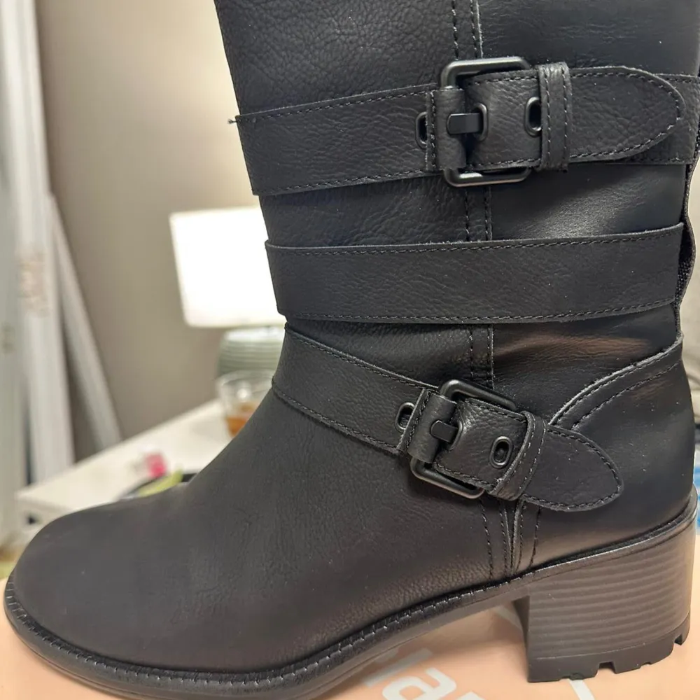Nästan helt nya snygga svarta boots i skinn med två dekorativa spännen och dragkedja på sidan. Perfekta för höst och vinter med en robust klack för extra komfort. Stilren design som passar till många olika outfits. Använda bara en gång! Pris kan diskuteras vid snabb affär. Nypris 600 kr. Kengät.