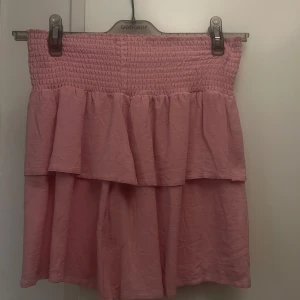 Rosa volangkjol - Söt rosa kortkjol med volanger!!! 🥹