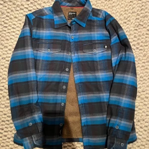 Marmot overshirt - Cool blå och svart rutig fodrad overshirt från Marmot, inte använd.