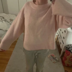 Rosa stickad tröja - Mysig jätte fin rosa stickad tröja med långa ärmar och ribbade muddar. Fick den i julklapp så den är helt ny och aldrig använd, lappen sitter kvar. Den är u storlek 146/152 men sitter som en Xs/s. Hör av dig vid intresse, pris går att diskuteras! 💗