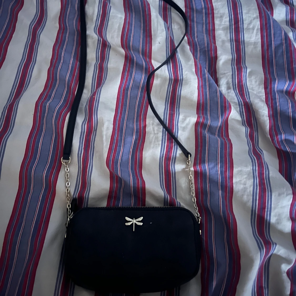 Svart axelväska med dragkedja