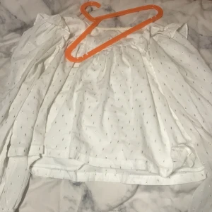 Gina blus med guldiga fjädrar💋💋 - Mycket fin blus perfekt till lyxiga tillfällen