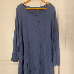 Blå långärmad tröja från Zara - Säljer en blå långärmad tröja från Zara. Tröjan har en avslappnad passform och är perfekt för en bekväm stil. Den är tillverkad i ett mjukt material som känns skönt mot huden.