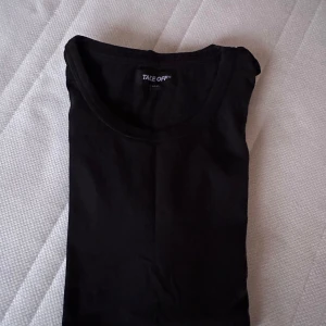 Svart ärmlös topp från Take Off - Säljer en stilren svart ärmlös topp från Take Off. Perfekt för varma dagar eller som lager under en jacka. Enkel design som passar till det mesta. 