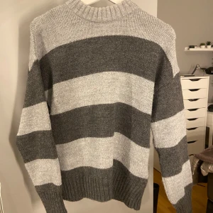 Stickad randig tröja - Säljer helt oanvänd stickad tröja med breda ränder🤍