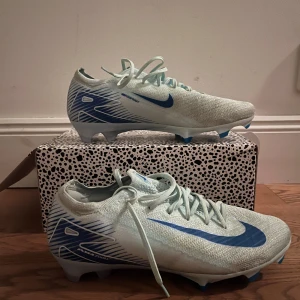 Nike fotbollsskor mercurial  - Nike mercurial skor med FG dobbar. Dom är använda en del men absolut inga skador alls. Dom ser nästintill nya ut med en tvätt. 