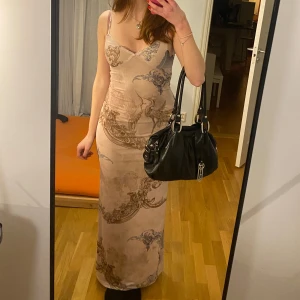 Beige långklänning från Tiger Mist - Numera utan prislapp använd en gång. Fett snygg man blir snached. Bra kvalitet med ett lager under så inte alls see through. Slutsåld på hemsidan. Säljer då jag valde en annan 