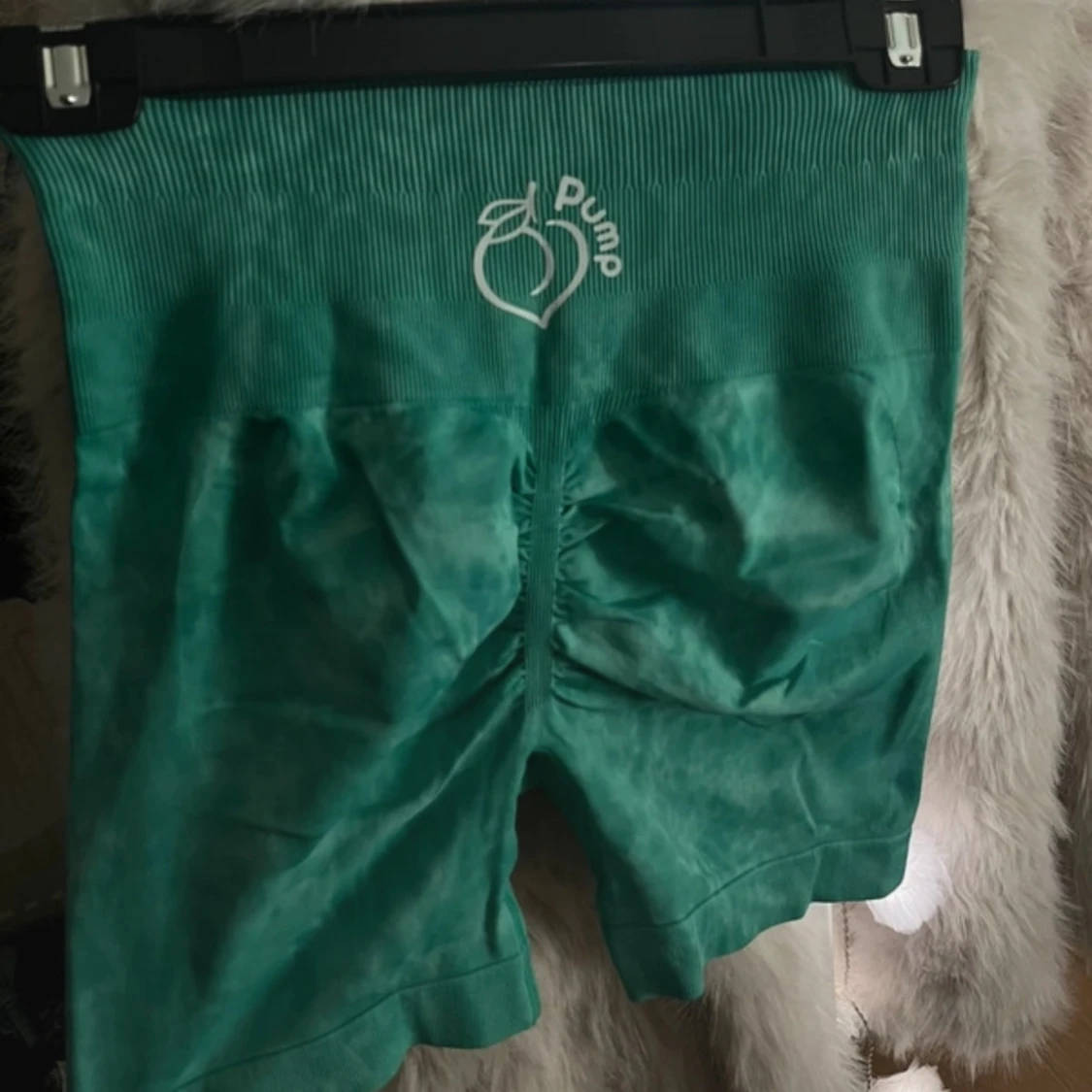 Gröna shorts från Peach Pump med scrunch