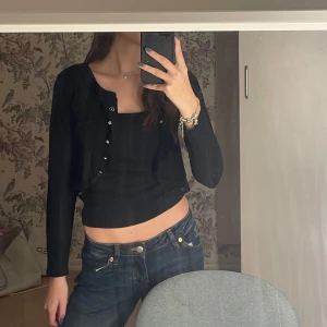 Svart spetskofta med rosett - Snygg svart kofta med spetsdetaljer och en söt rosett på ryggen. Aldrig använt o säljer då den inte kommer till användning💕