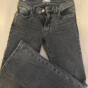 Grå jeans från Perfect Jeans - Lågmidjade bootcut jeans! Super fint skick! Stl 36, skriv vid frågor eller bilder ⭐️