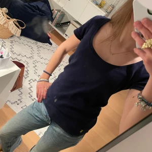 Mörkblå t-shirt från Ralph Lauren❣️ - Säljer en fin mörkblå t-shirt från Ralph Lauren💕Har använt bara ett par gånger. Säljer för behöver inte längre. Storlek M. Är inte en smal model! Kom gärna med bud💝
