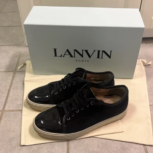 Svarta sneakers från Lanvin - Säljer nu mina lanvins då de inte kommer till användning längre. De är storlek uk 6 vilket motsvarar cirka 42. De är jättefint skick och har använts sparsamt. Box, dust bag och extra skosnören får man med. Hör av er vid funderingar och frågor!