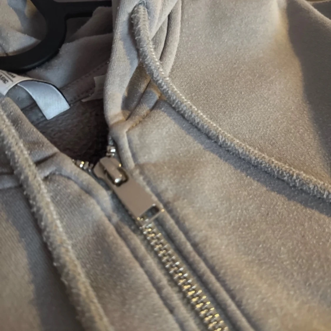 Ljuslila hoodie från Divided - 2