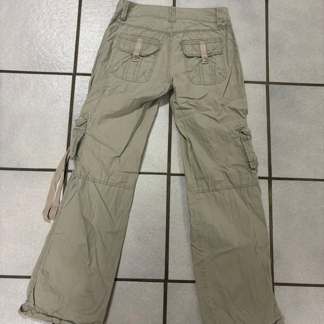 Beige cargopants med knytband - 90