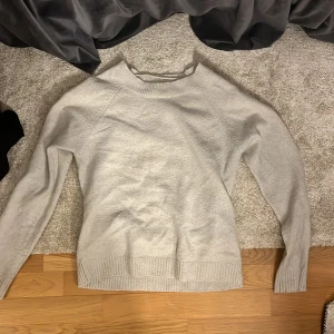 Beige tröja från Vero Moda - Säljer en stilren beige tröja från Vero Moda. Tröjan har långa ärmar och en rund halsringning med ribbade detaljer vid ärmslut och nederkant. Perfekt för en avslappnad look.
