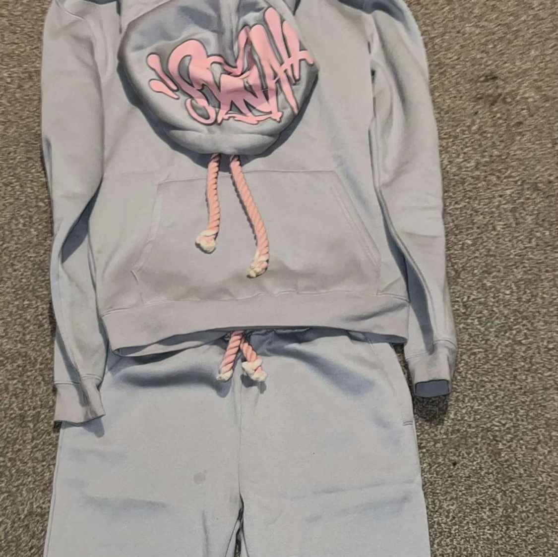 Ljusblå hoodie med rosa detaljer
