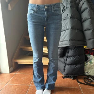 Blå jeans med bootcut - Snygga MAVI blå jeans med bootcut💕 midjemått 34 och innebenslängd 80