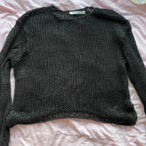 Svart stickad tröja från NA-KD - Säljer en svart stickad tröja från NA-KD i storlek L/XL. Tröjan har en luftig stickning och långa ärmar, perfekt för lager-på-lager-stil. Enkel och stilren design som passar till många olika outfits. ALDRIG ANVÄNT 