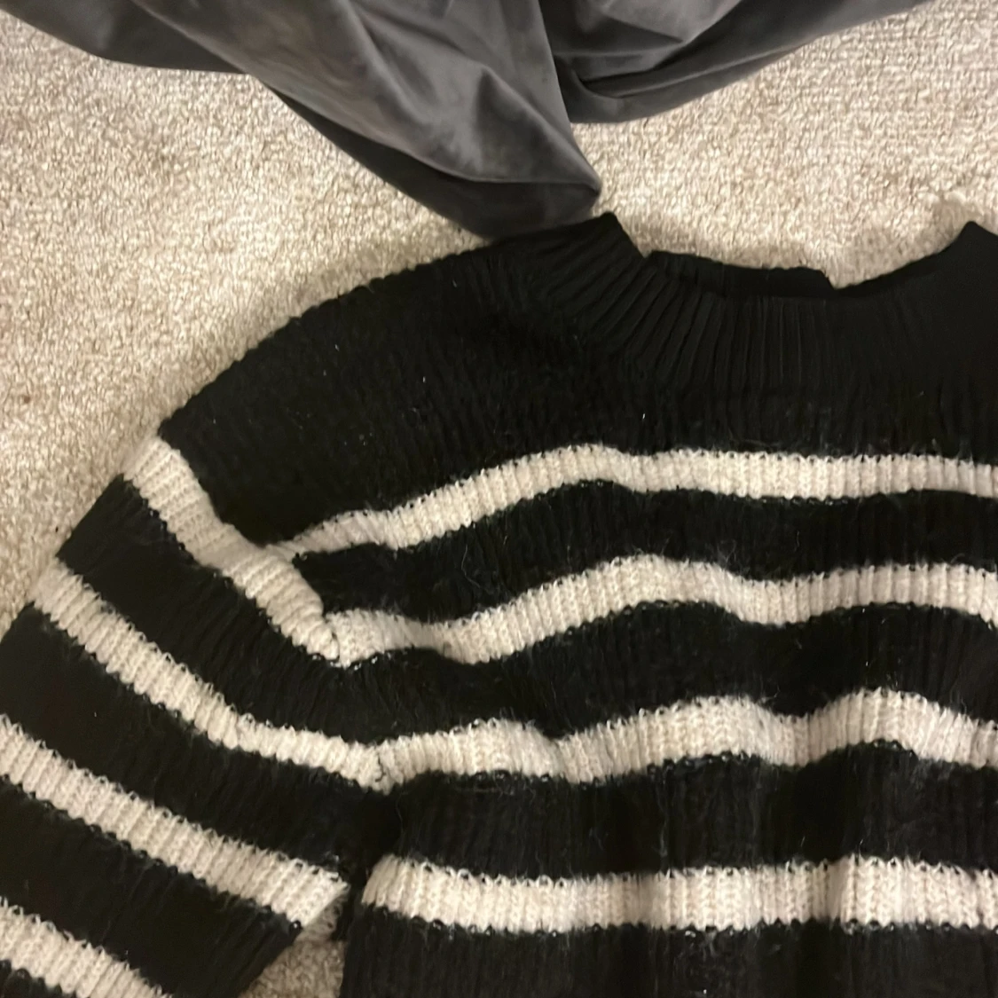 Svart och vit randig stickad tröja - 1