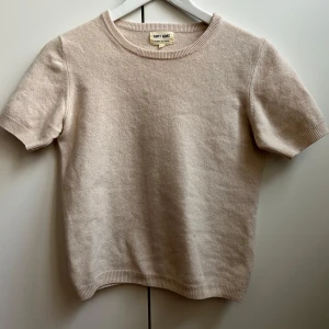Beige kortärmad tröja från Soft Goat - Säljer en stilren beige kortärmad kashmirtröja från Soft Goat. Tröjan är i bra skick💕