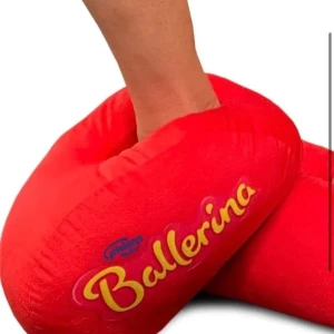 Röda tofflor med Ballerina-logga - Mysiga röda tofflor med Ballerina-logga. De har en mjuk brun sula och är perfekta för att hålla fötterna varma inomhus. Tofflorna har en enkel design och är lätta att ta på och av.