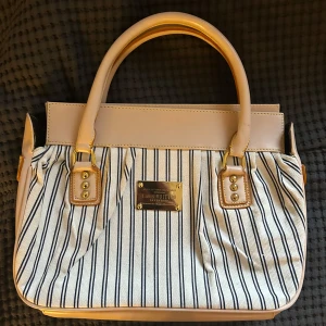 Randig handväska  - Jätte snygg handväska som jag fick av min mormor kan inte säga vilket märke för anonsen tas bor men har massa bilder så skriv privat💗priset kan diskuteras