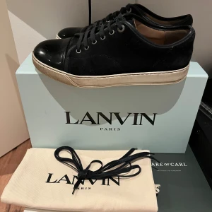 Lanvins - Tjena, säljer dessa snygga lanvins då jag har tröttnat lite på dom, skorna är Mörkblåa och är i storlek 42. Skorna är lite smutsiga men går att tvätta bort men annars fint skick. Box, dustbag samt snören ingår. Hör av er om ni vill ha fler bilder eller fler frågor 🙌