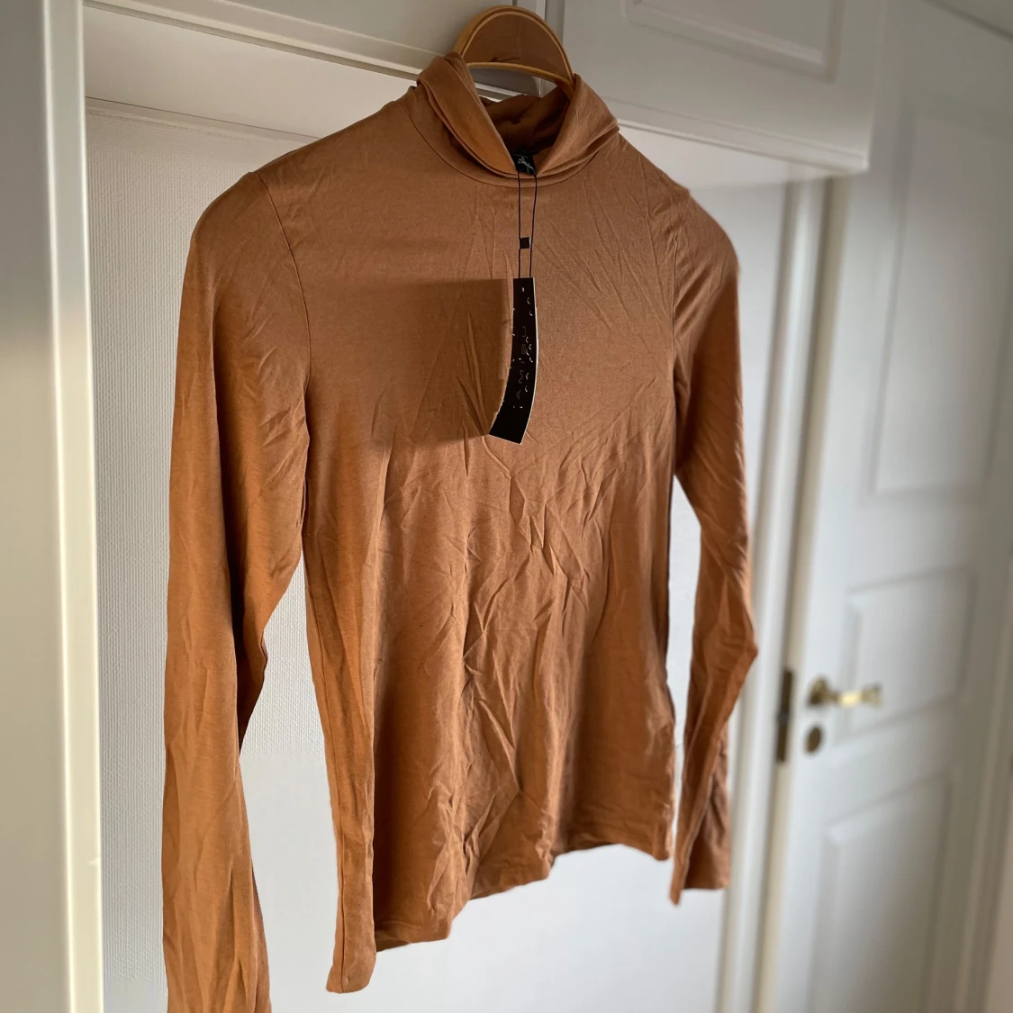 Brun polotröja från Amisu - 91