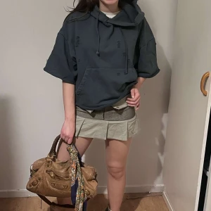 Mörkblå hoodie med korta ärmar - Snygg mörkblå hoodie med korta ärmar och en stor ficka framtill. Perfekt för en avslappnad stil. Den har en justerbar huva med dragsko.