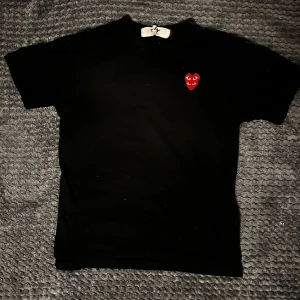Comme des Garçons T shirt  - Tjena! Säljer min riktigt feta CdG tröja. Säljer den pågrund av att jag helt enkelt inte vill ha kvar den. storlek M. Skick 9/10. Ny pris 1200kr mitt pris 450. Priset kan diskuteras! Om de är så att du är intresserad eller har några frågor så är det bara att skriva.👍