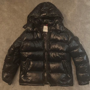  pufferjacka  Moncler - Säljer en snygg svart pufferjacka från Moncler. Den är äkta! Pris kan diskuteras!