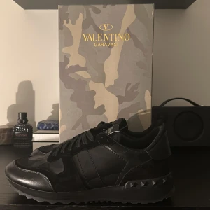 Valentino Rockrunners  - Tjenare säljer mina Valentino Rockrunners, Skick 8/10 nästan helt nya förutom defekterna på bild 4 fast om du tvättar de och målar över skadorna i svart ser de helt nya ut. Box och allting följer med såklart ! Pris kan diskuteras vid snabb affär 