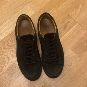 Svarta mockaskor - Snygga svarta sneakers i mocka med snörning. Perfekta för en stilren look. Skorna har en robust sula och är bekväma att bära, perfekt för våren och funkar även på vintern. Skorna är från skolyx. Strl 45 funkar även 44. Liten slitning på hälen men inget man tänker på. Resten är felfritt. Nypris 1700kr mitt pris 600kr