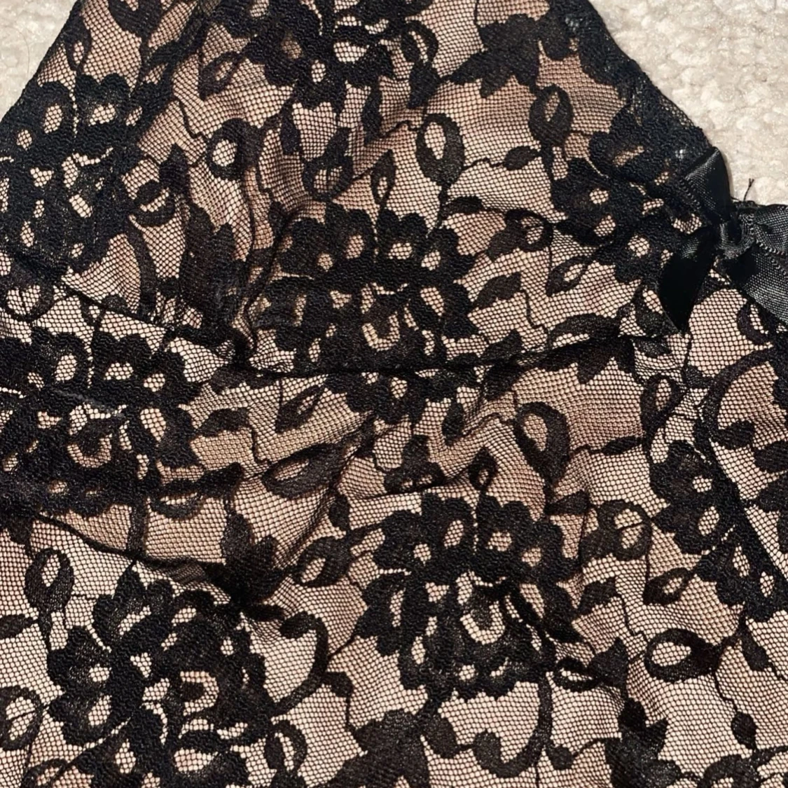 Svart spetslinne med öppen rygg - 91