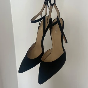 Svarta pumps med klack - Eleganta svarta pumps med spetsig tå och smal klack. Perfekta för en kväll ute eller en speciell tillställning.