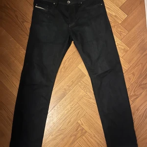 Diesel jeans - Snygga svarta jeans från Diesel med slim fit och snygga detaljer. Perfekta för en stilren look. Köpta för runt 1500. Pris går att diskuteras. Skriv för fler bilder